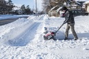 Jak zadbać o bezpieczeństwo na posesji i wokół niej podczas śnieżnej zimy?