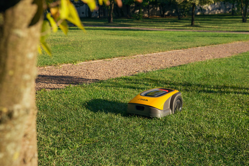 Autonomiczne roboty koszące do trawników małych i dużych