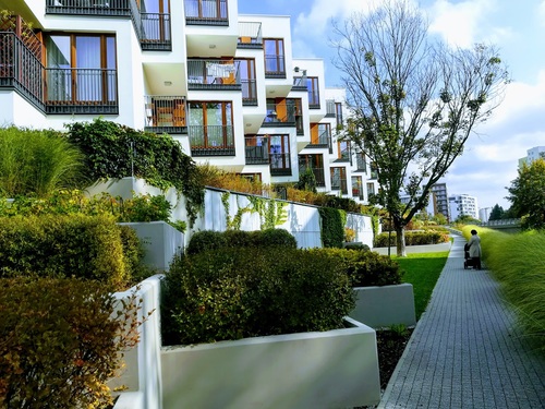 Jakie rozwiązania smart home poprawiają funkcjonalność na osiedlach mieszkaniowych?