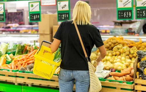 Ceny w sklepach wolniej rosną, ale wciąż jest drogo. Najbardziej widać to po warzywach i chemii gosp. Jak pok