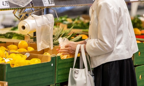 Rosną wpływy z opłaty recyklingowej. Konsumenci zużywają coraz więcej foliówek w sklepach