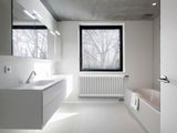 Grzejnik w łazience to nie tylko ciepło. Liczy się także komfort, jaki zapewnia przy codziennym korzystaniu z tego pomieszczenia oraz dobry, jakościowy design. Co powinniśmy wiedzieć wybierając grzejnik do łazienki podpowiadają architekci z pracowni Interiorsy.
