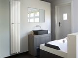 Grzejnik w łazience to nie tylko ciepło. Liczy się także komfort, jaki zapewnia przy codziennym korzystaniu z tego pomieszczenia oraz dobry, jakościowy design. Co powinniśmy wiedzieć wybierając grzejnik do łazienki podpowiadają architekci z pracowni Interiorsy.
